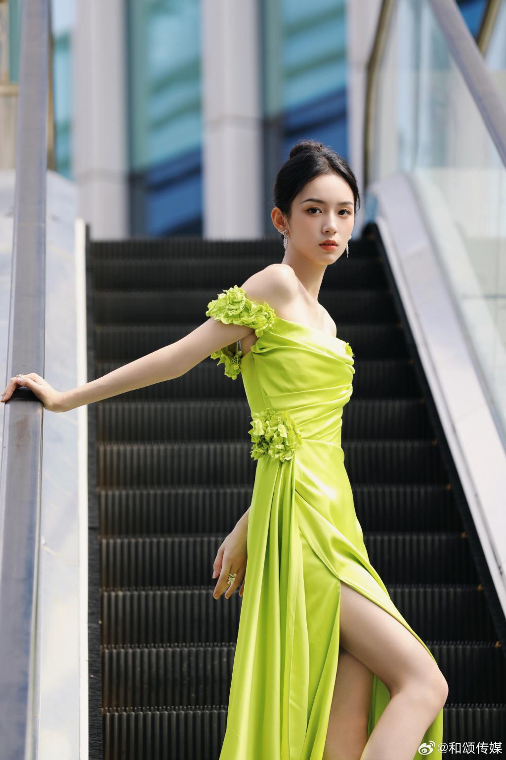 周也穿露肩绿裙吸睛十足 五官精致气质清冷