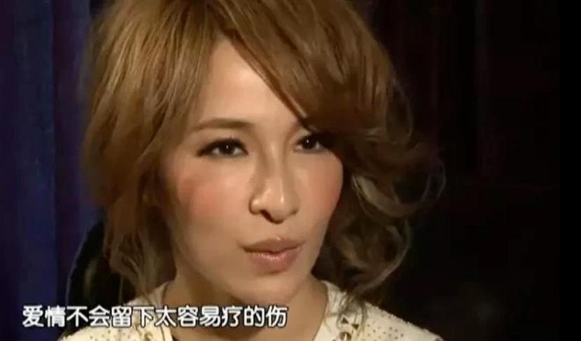 萧亚轩前男友闪婚，“潇洒小姐”破功了