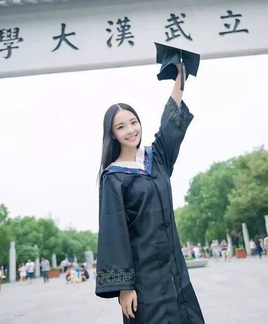 校花出道入行十年，归来仍是社畜？