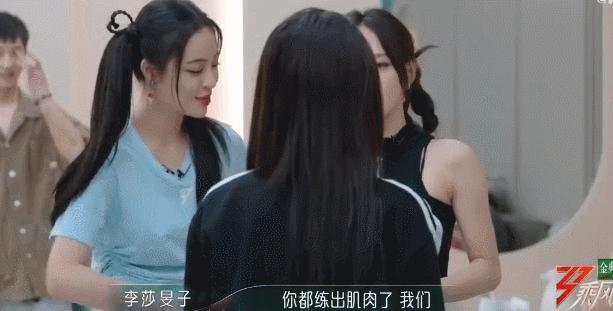 校花出道入行十年，归来仍是社畜？