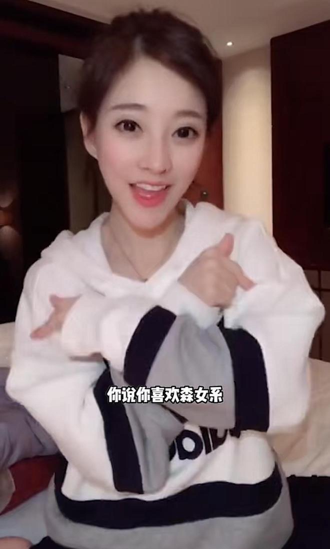 冯提莫回应患甲状腺癌晚期，病床照曝光憔悴不已，曾试图轻生