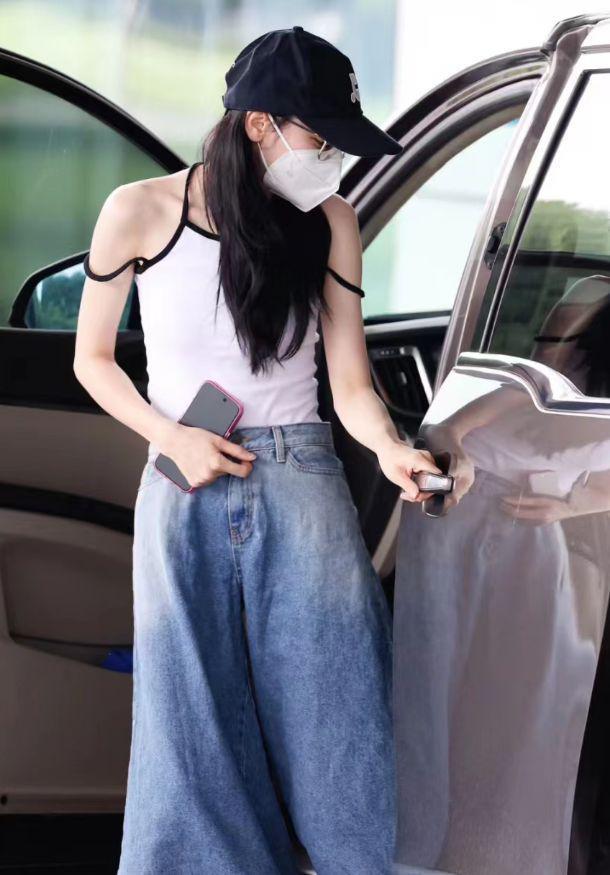 迪丽热巴受伤后露面！鼻子撞伤后遮挡严实，穿三千元凉鞋