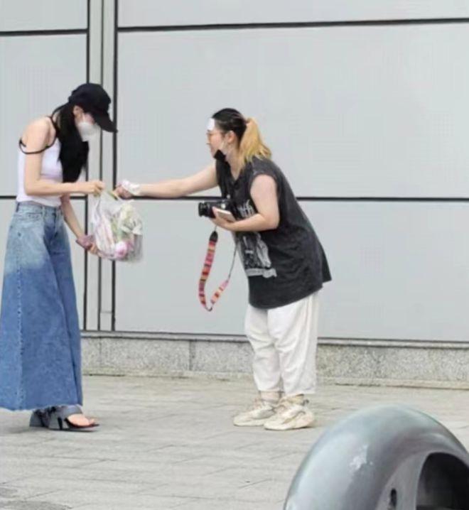 迪丽热巴受伤后露面！鼻子撞伤后遮挡严实，穿三千元凉鞋