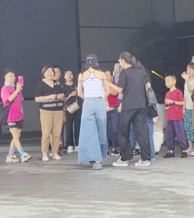 迪丽热巴受伤后露面！鼻子撞伤后遮挡严实，穿三千元凉鞋