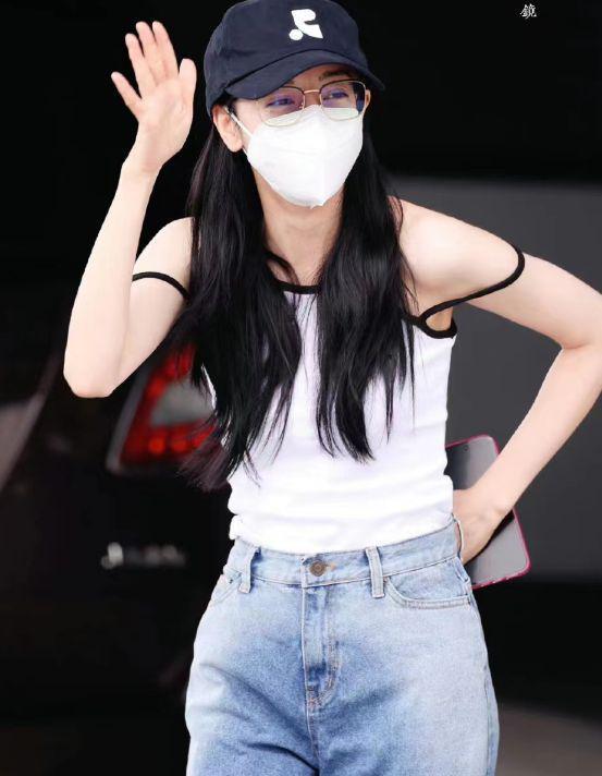 迪丽热巴受伤后露面！鼻子撞伤后遮挡严实，穿三千元凉鞋