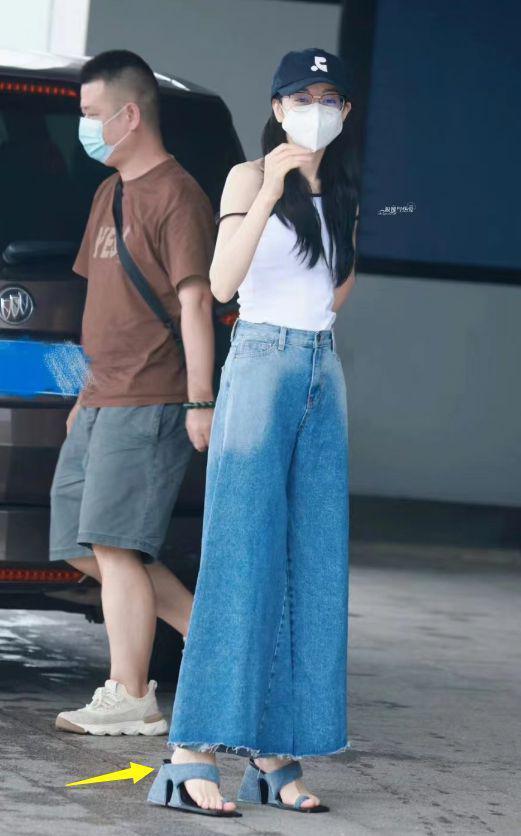 迪丽热巴受伤后露面！鼻子撞伤后遮挡严实，穿三千元凉鞋