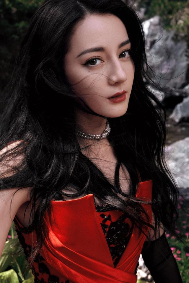 迪丽热巴一袭红色刺绣礼服 五官立体眼神深邃迷人