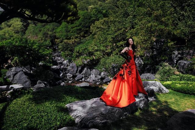 迪丽热巴一袭红色刺绣礼服 五官立体眼神深邃迷人