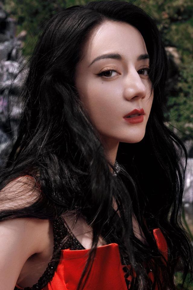 迪丽热巴一袭红色刺绣礼服 五官立体眼神深邃迷人