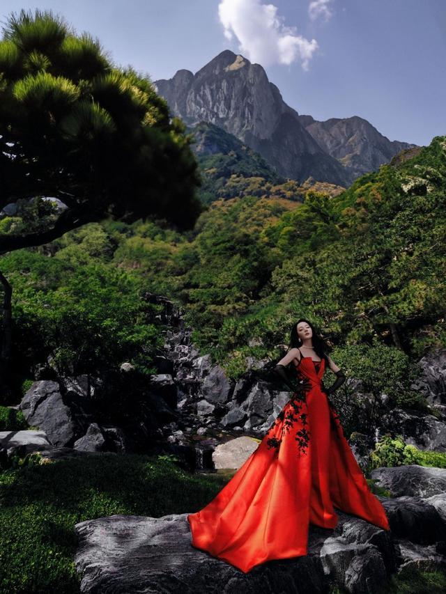 迪丽热巴一袭红色刺绣礼服 五官立体眼神深邃迷人