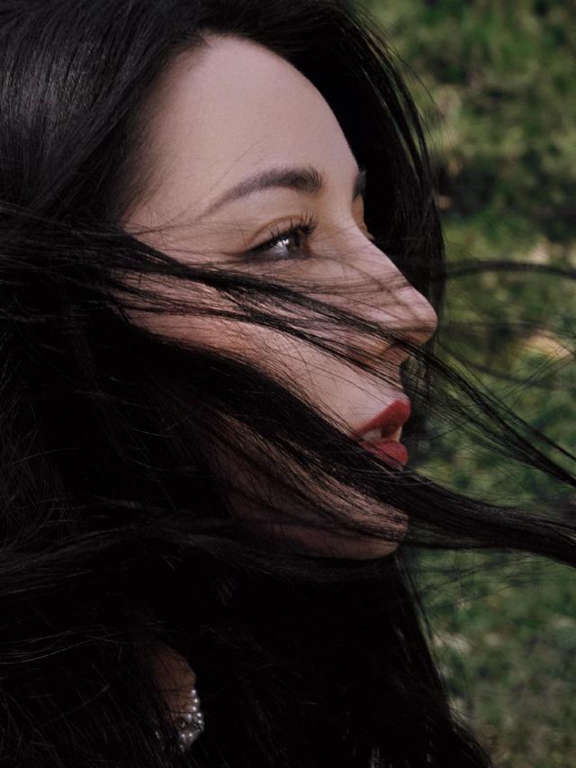 迪丽热巴一袭红色刺绣礼服 五官立体眼神深邃迷人