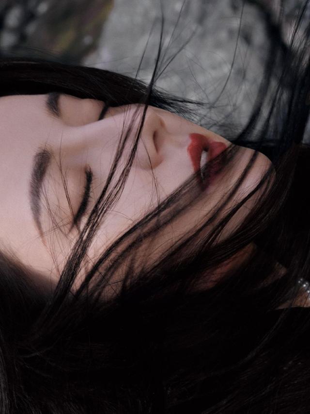 迪丽热巴一袭红色刺绣礼服 五官立体眼神深邃迷人