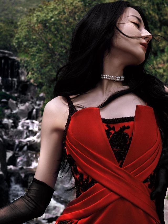 迪丽热巴一袭红色刺绣礼服 五官立体眼神深邃迷人