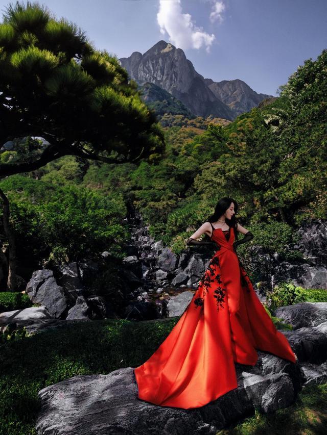 迪丽热巴一袭红色刺绣礼服 五官立体眼神深邃迷人