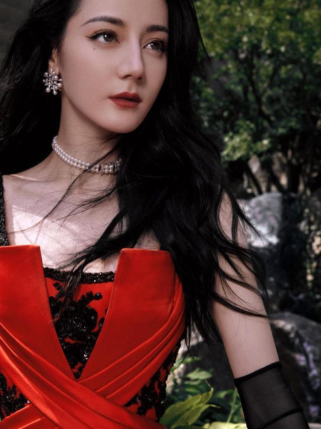 迪丽热巴一袭红色刺绣礼服 五官立体眼神深邃迷人