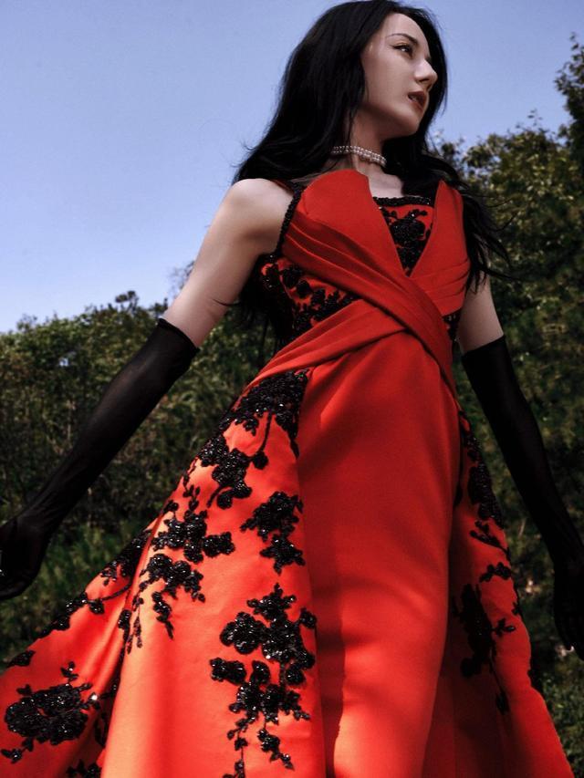 迪丽热巴一袭红色刺绣礼服 五官立体眼神深邃迷人