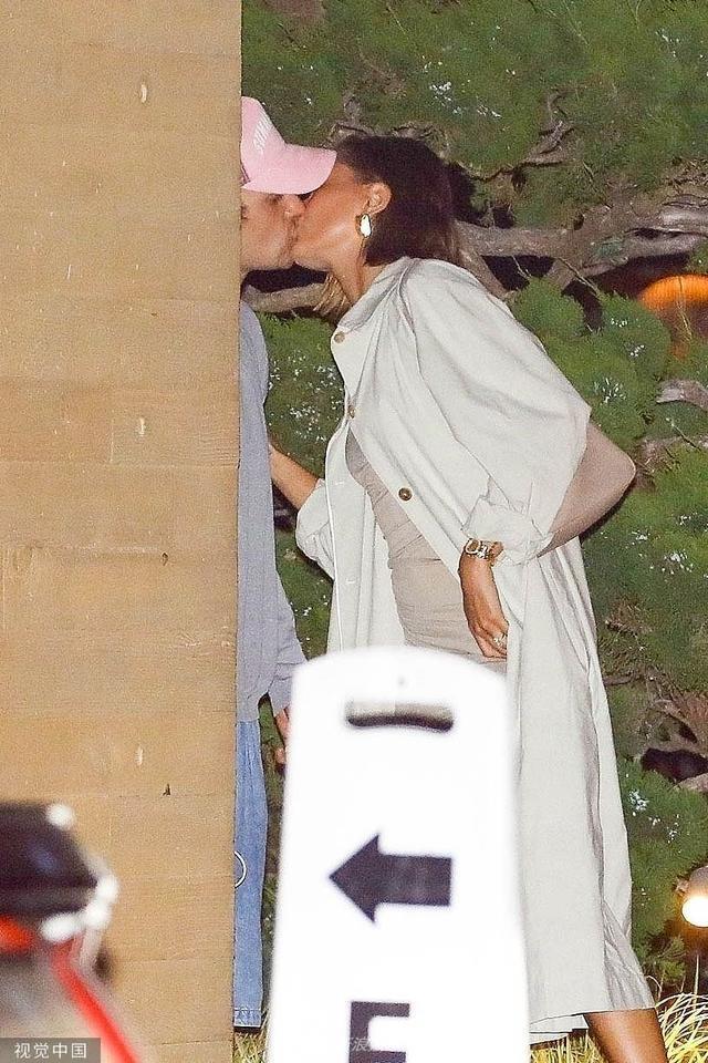 比伯海莉当众热吻撒狗粮 结婚多年甜蜜如初
