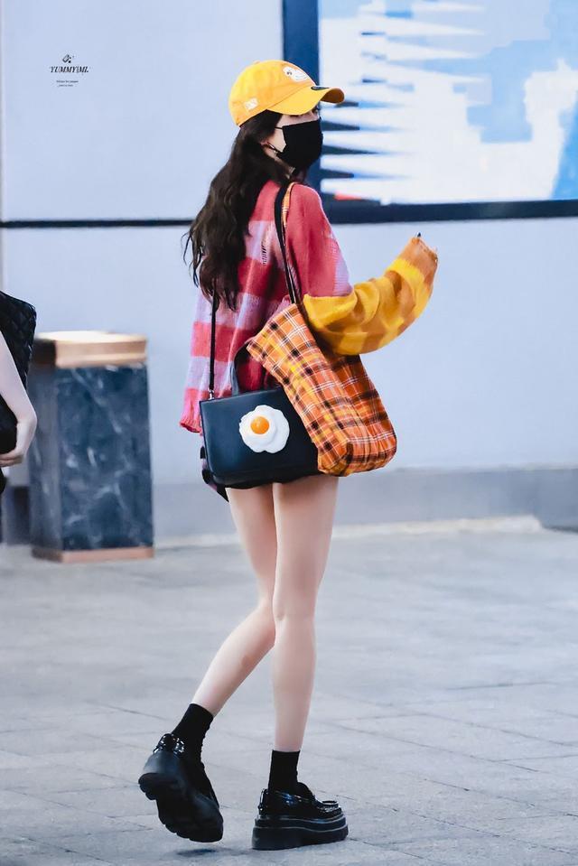 杨幂机场私服青春活泼 多巴胺穿搭大秀美腿