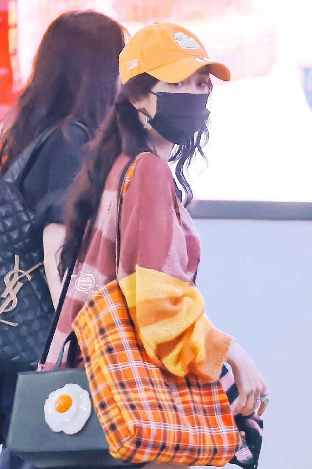 杨幂机场私服青春活泼 多巴胺穿搭大秀美腿