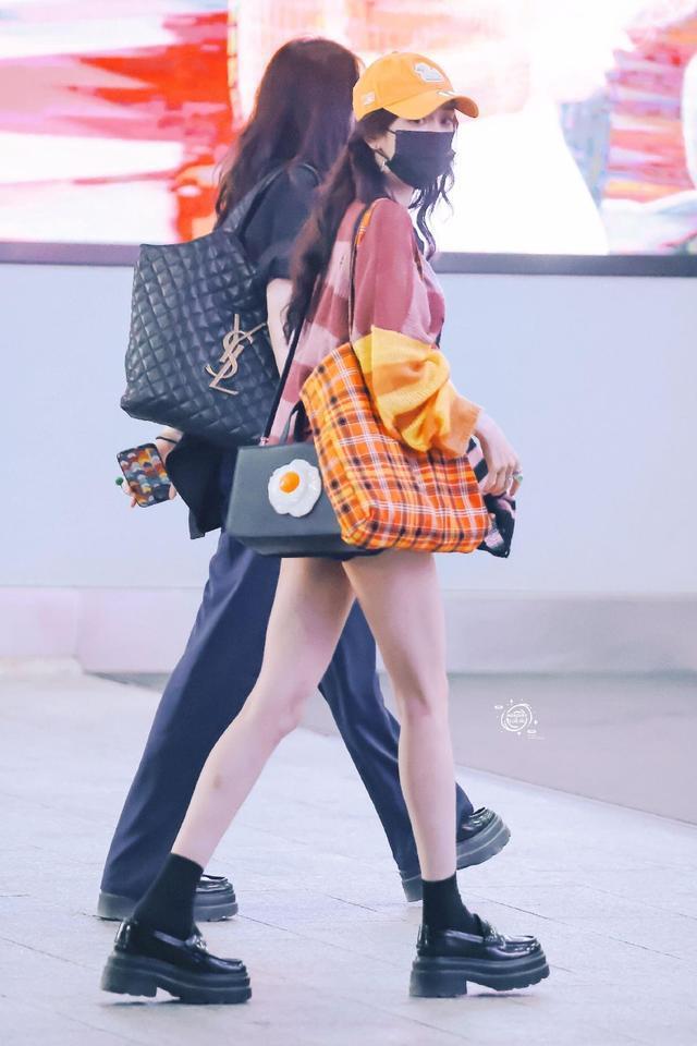 杨幂机场私服青春活泼 多巴胺穿搭大秀美腿