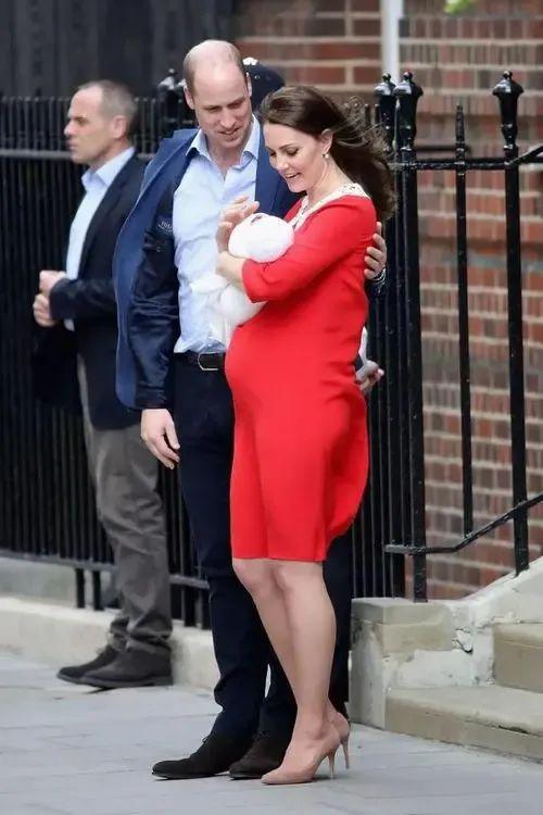 已婚的她对男偶像公开做这个举动很不妥？当有钱人家儿媳真难