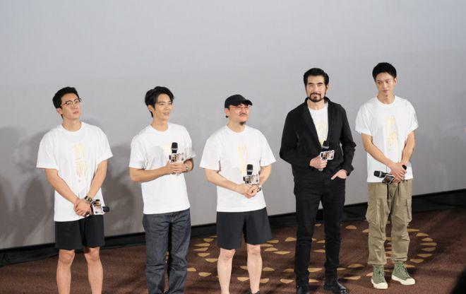 费翔行为再引争议，对女演员太热情遭反感，和女粉十指相扣