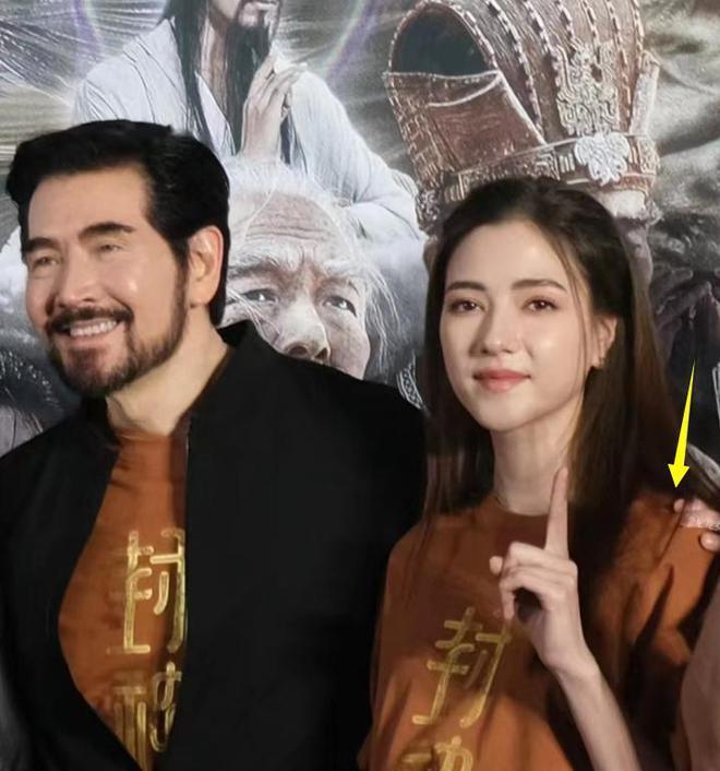 费翔行为再引争议，对女演员太热情遭反感，和女粉十指相扣