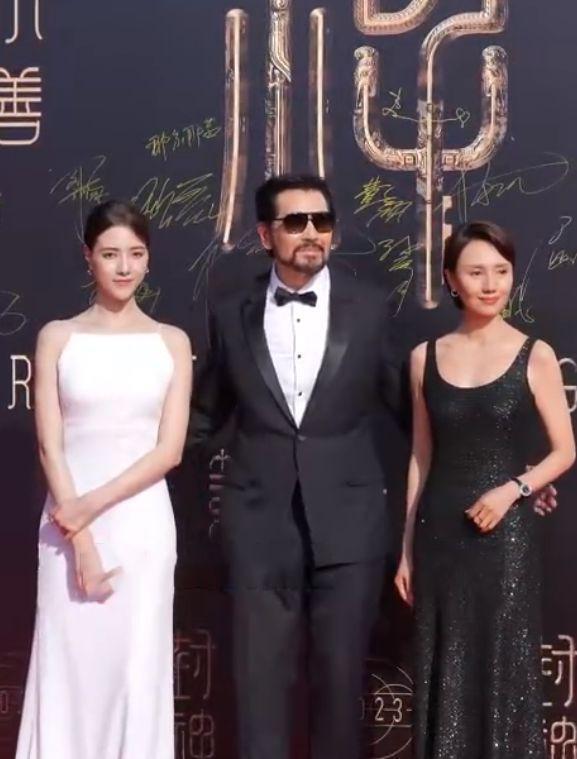 费翔行为再引争议，对女演员太热情遭反感，和女粉十指相扣