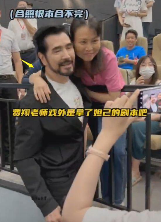 费翔行为再引争议，对女演员太热情遭反感，和女粉十指相扣