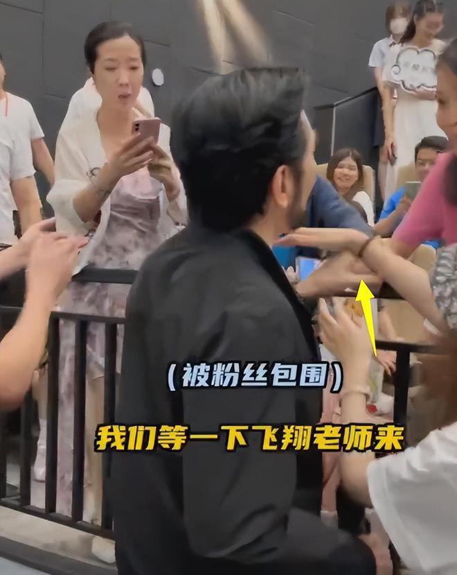 费翔行为再引争议，对女演员太热情遭反感，和女粉十指相扣