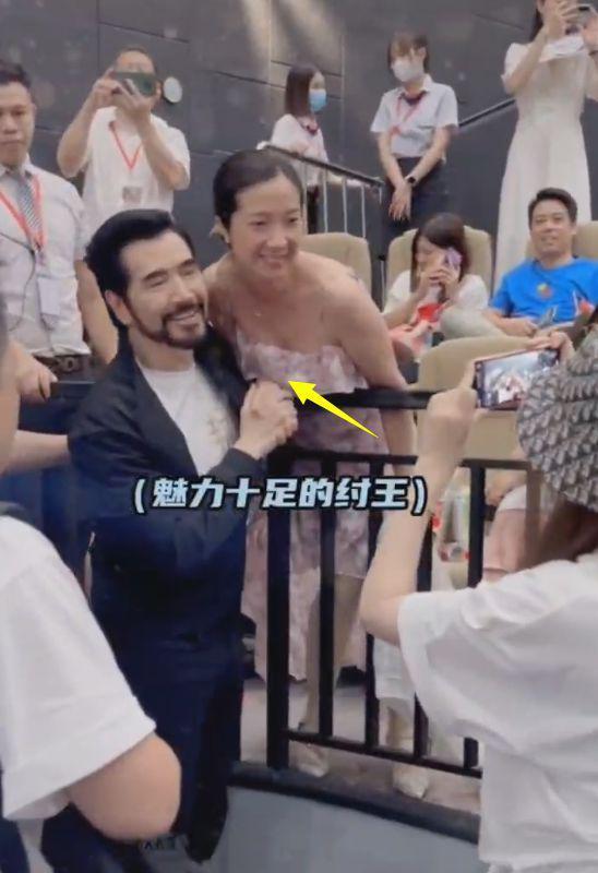 费翔行为再引争议，对女演员太热情遭反感，和女粉十指相扣