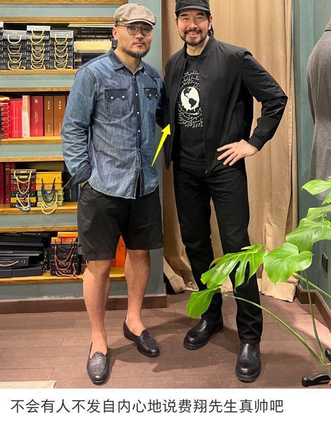 费翔行为再引争议，对女演员太热情遭反感，和女粉十指相扣