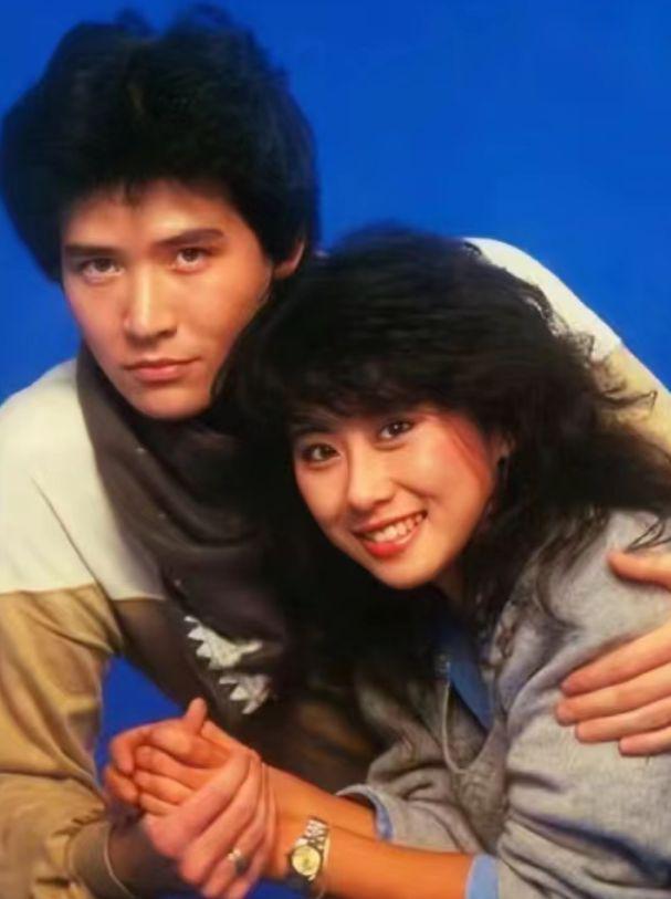 费翔行为再引争议，对女演员太热情遭反感，和女粉十指相扣