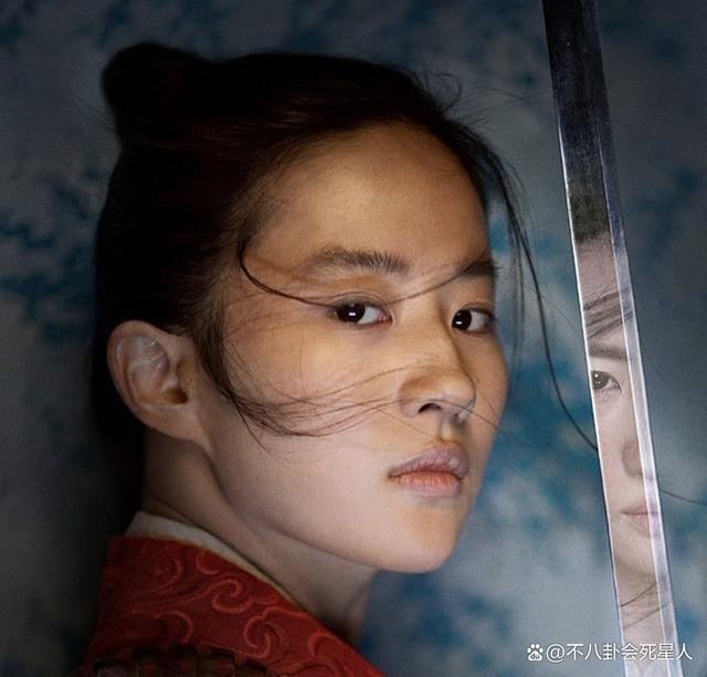 杨紫新剧扮男人眼线睫毛精致，古偶“假男人”消停会儿吧