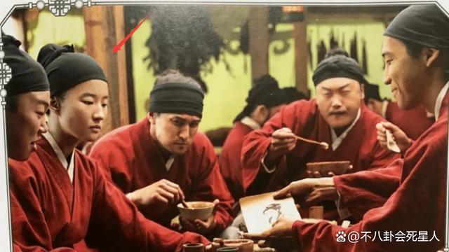 杨紫新剧扮男人眼线睫毛精致，古偶“假男人”消停会儿吧