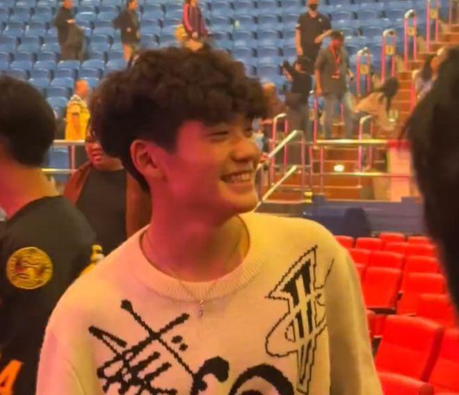 曹格15岁儿子Joe近态曝光：卷发造型显成熟，笑容灿烂好帅气！