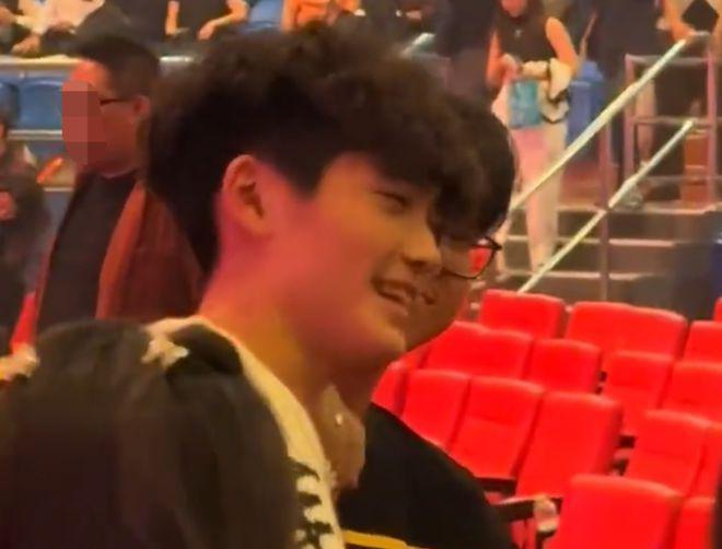 曹格15岁儿子Joe近态曝光：卷发造型显成熟，笑容灿烂好帅气！