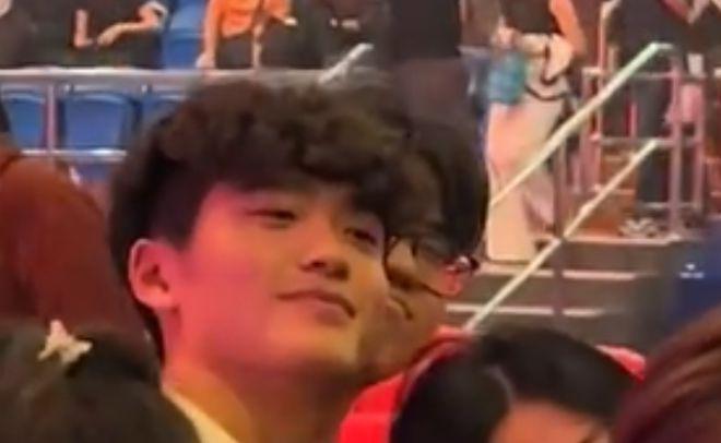曹格15岁儿子Joe近态曝光：卷发造型显成熟，笑容灿烂好帅气！