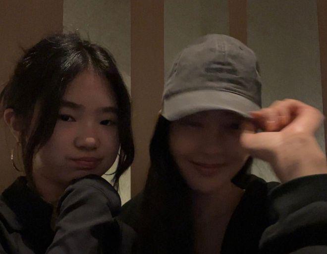 曹格15岁儿子Joe近态曝光：卷发造型显成熟，笑容灿烂好帅气！