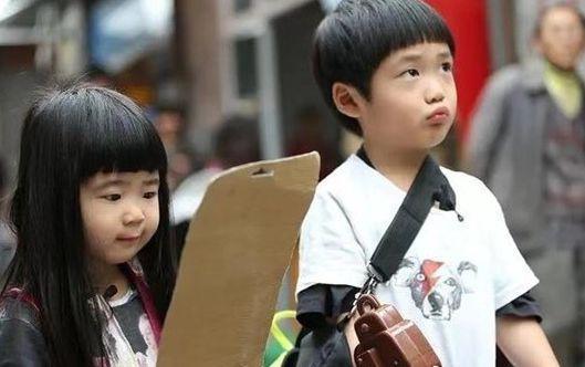 曹格15岁儿子Joe近态曝光：卷发造型显成熟，笑容灿烂好帅气！