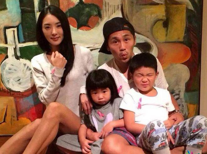 曹格15岁儿子Joe近态曝光：卷发造型显成熟，笑容灿烂好帅气！