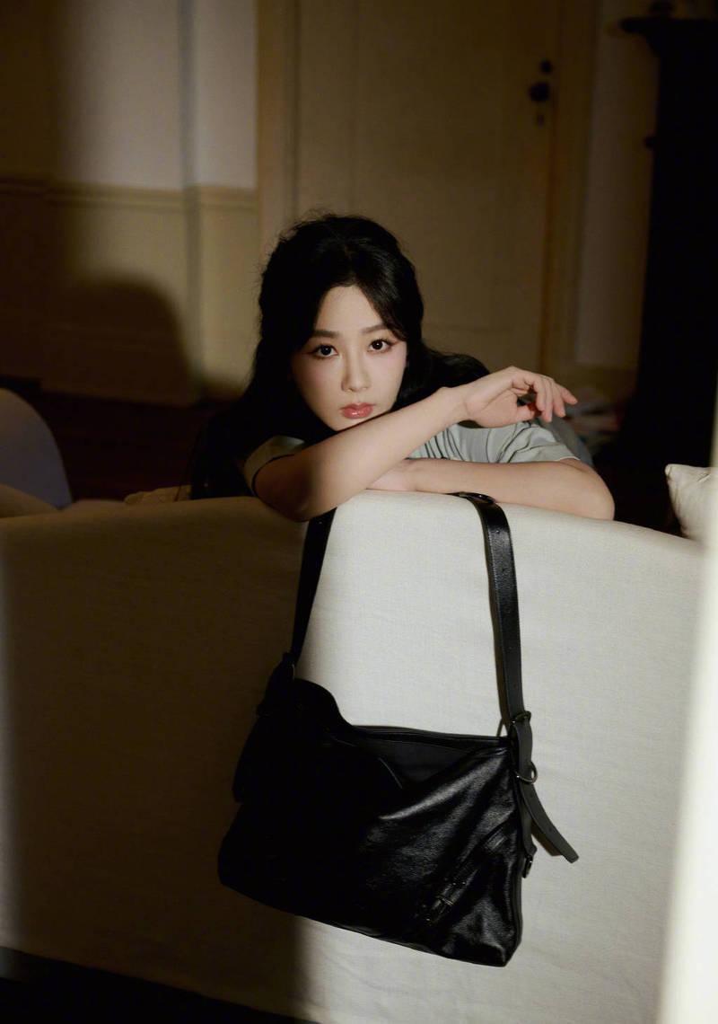 杨紫脚踩长靴松弛又酷飒 搭配长裙黑皮包好时髦