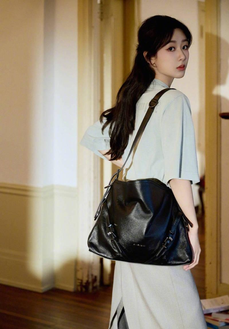 杨紫脚踩长靴松弛又酷飒 搭配长裙黑皮包好时髦