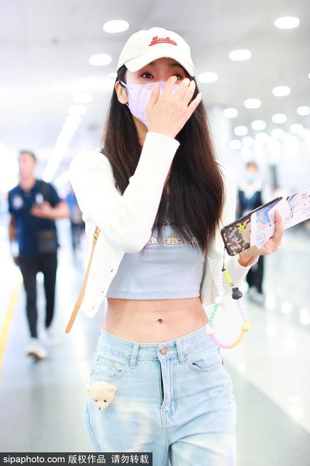宣璐穿吊带背心现身机场 大秀蛮腰少女活力感十足