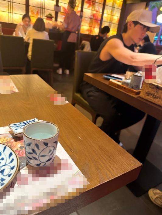 偶遇左凌峰张小婉牵手逛街 二人曾参加节目《喜剧大赛2》