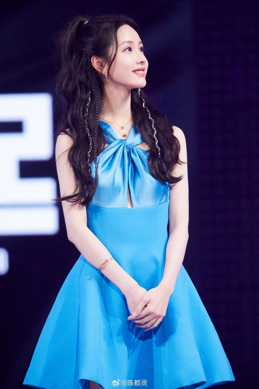 陈都灵穿绑带蓝裙秀美腿 笑容灿烂甜美可人