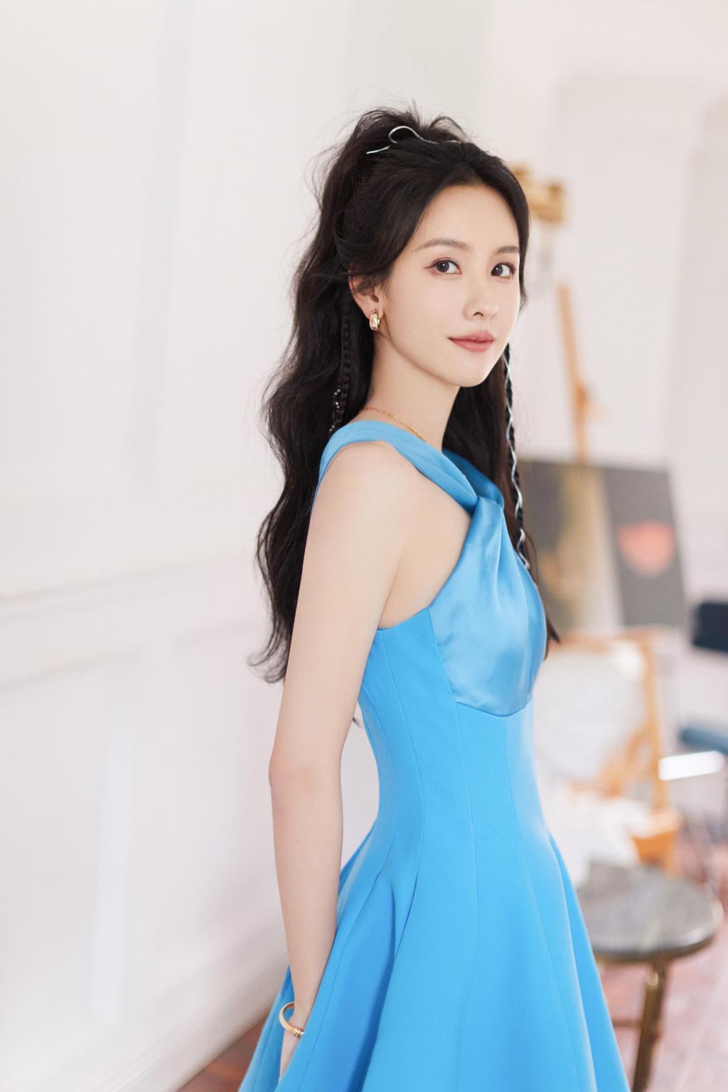 陈都灵穿绑带蓝裙秀美腿 笑容灿烂甜美可人