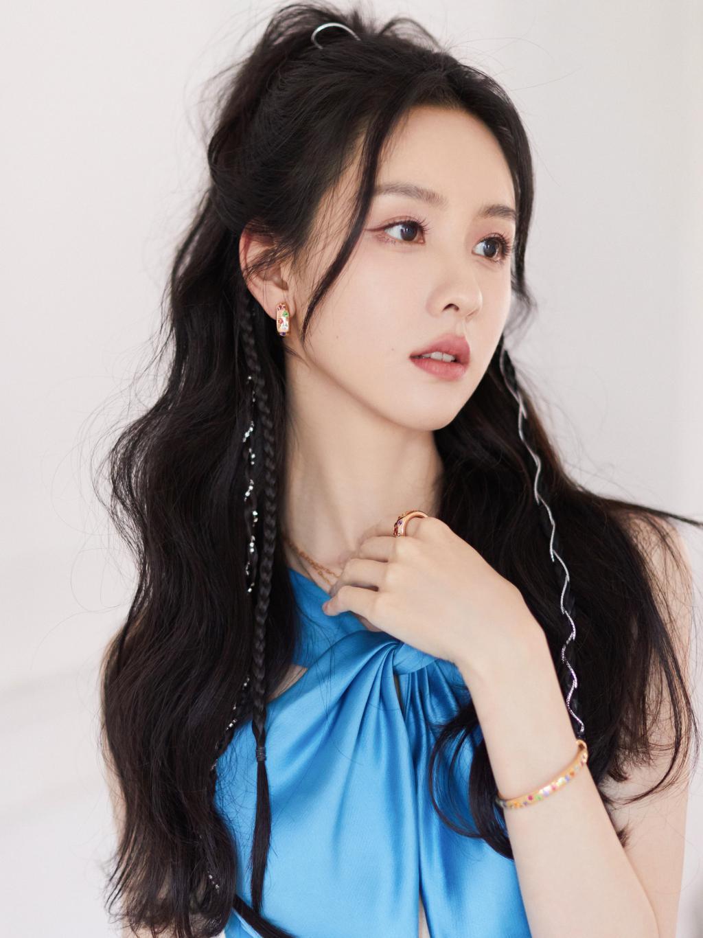 陈都灵穿绑带蓝裙秀美腿 笑容灿烂甜美可人