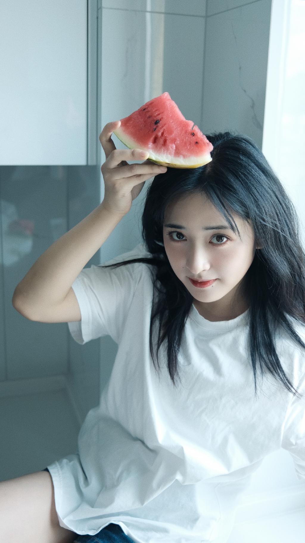 沈月拍夏日居家写真 手捧西瓜天真烂漫