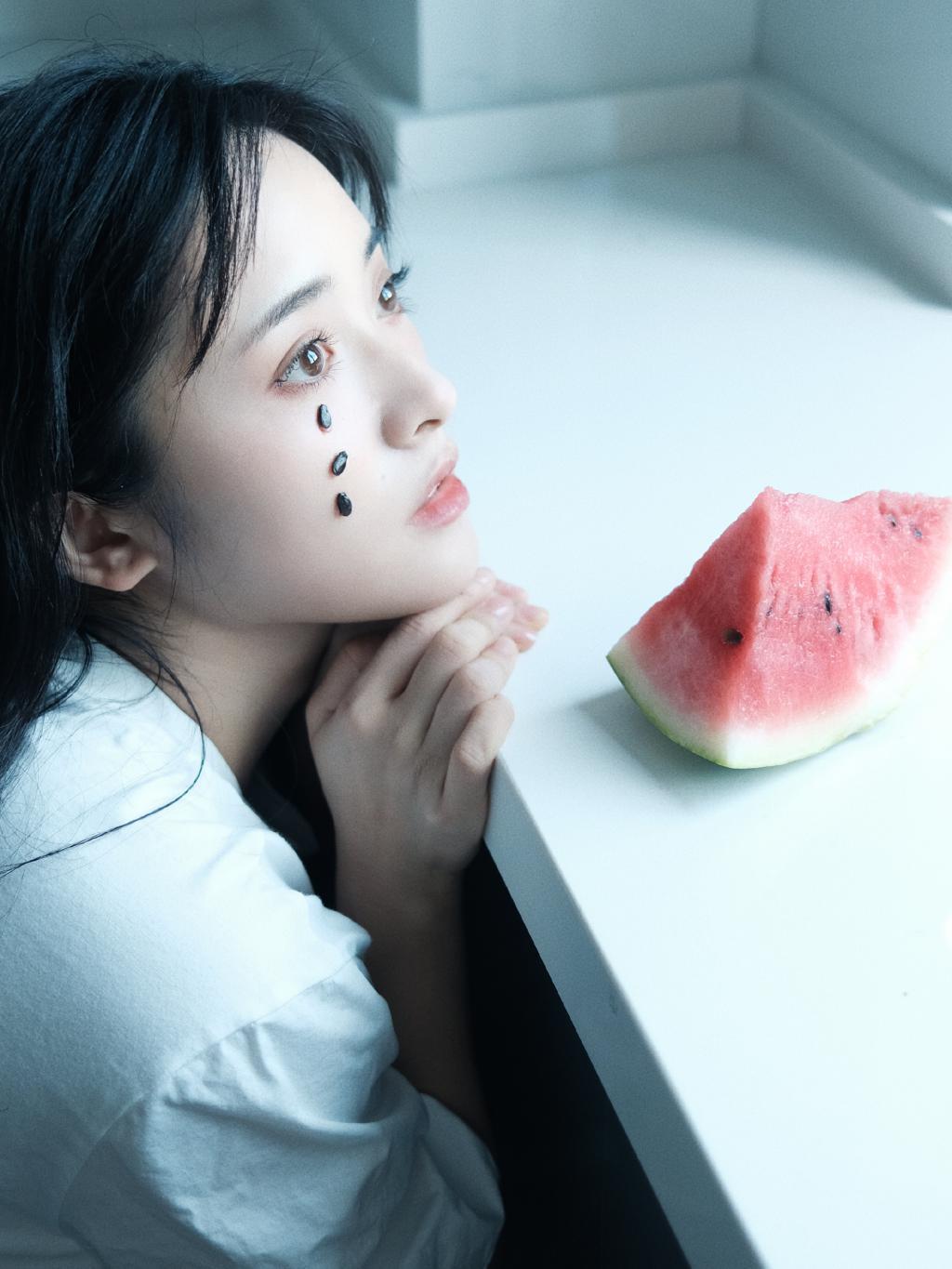 沈月拍夏日居家写真 手捧西瓜天真烂漫